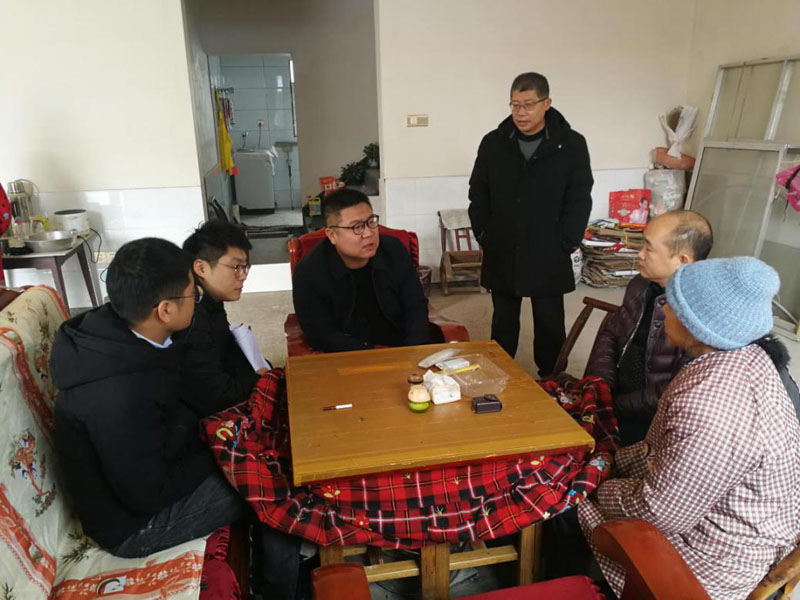 新：漳江街道扶贫办干部到李仁爱家了解情况.jpg